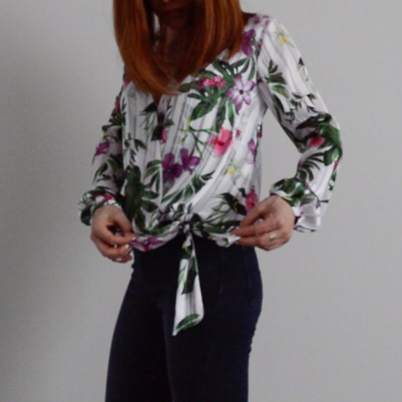 ❣️ SOLD | GUESS White Floral Blouse - Picture 2 of 3